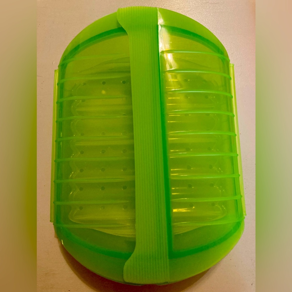 Lékué 22oz. Steamer case with tray. Recipe book included